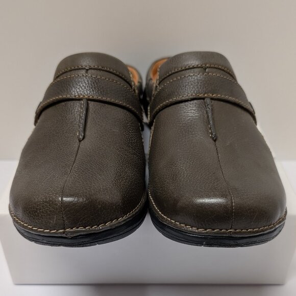 Clarks Unstructured Un Loop Ease Casual Mules in Dark Olive Leather - Picture 12 of 16